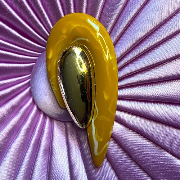 Vintage plastic brooch - Picture 3 of 5